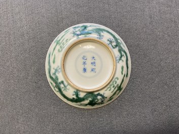 Une coupe en porcelaine de Chine en bleu et blanc et &eacute;maill&eacute; vert &agrave; d&eacute;cor d'un dragon, marque de Chenghua, 18/19&egrave;me