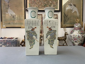 Une paire de vases de forme carr&eacute;e en porcelaine de Chine famille verte &agrave; d&eacute;cor Wu Shuang Pu, marque de Kangxi, 19&egrave;me