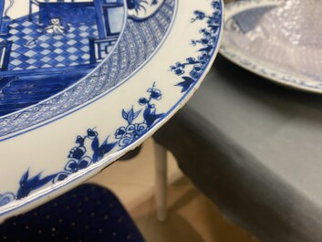 Une paire de grands plats en porcelaine de Chine en bleu et blanc &agrave; d&eacute;cor d'une sc&egrave;ne du 'Xi Xiang Ji', Yongzheng