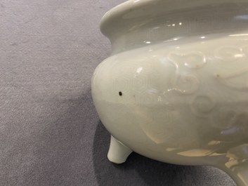 Un grand br&ucirc;le-parfum en porcelaine blanc de Chine sur socle et avec un couvercle en bois &agrave; prise en jade, 18/19&egrave;me