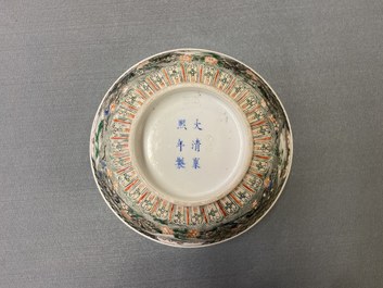 Trois vases, un bol et un plat en porcelaine de Chine, 19/20&egrave;me