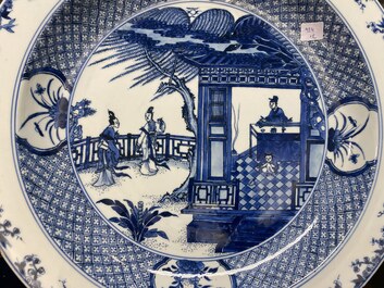 Une paire de grands plats en porcelaine de Chine en bleu et blanc &agrave; d&eacute;cor d'une sc&egrave;ne du 'Xi Xiang Ji', Yongzheng