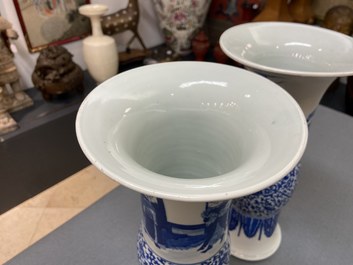 Une paire de vases en porcelaine de Chine en bleu et blanc, Guangxu