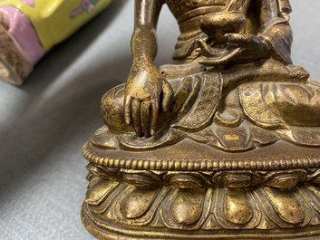 Une figure de Bouddha en bronze dor&eacute;, Chine, 17/18&egrave;me