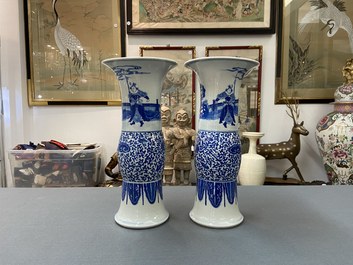Une paire de vases en porcelaine de Chine en bleu et blanc, Guangxu