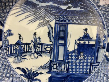 Une paire de grands plats en porcelaine de Chine en bleu et blanc &agrave; d&eacute;cor d'une sc&egrave;ne du 'Xi Xiang Ji', Yongzheng