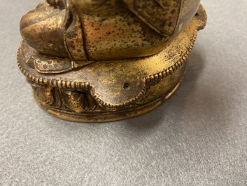 Une figure de Bouddha en bronze dor&eacute;, Chine, 17/18&egrave;me