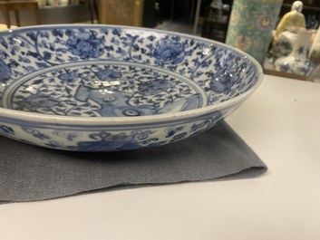 Un plat en porcelaine de Chine en bleu et blanc &agrave; d&eacute;cor d'un rocher, Ming