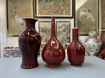 Trois vases en porcelaine de Chine sang de boeuf monochrome, 19/20&egrave;me