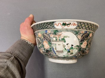 Trois vases, un bol et un plat en porcelaine de Chine, 19/20&egrave;me