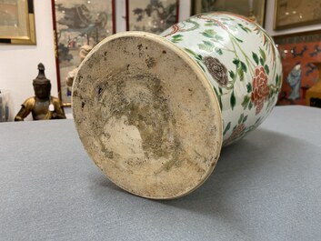 Een Chinese famille verte 'meiping' vaas met feniksen, 19e eeuw