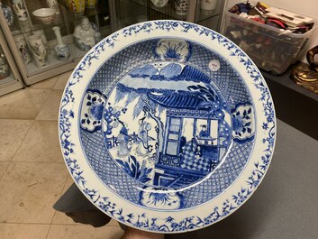 Une paire de grands plats en porcelaine de Chine en bleu et blanc &agrave; d&eacute;cor d'une sc&egrave;ne du 'Xi Xiang Ji', Yongzheng