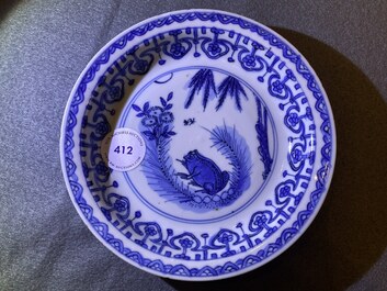 Une coupe en porcelaine de Chine en bleu et blanc &agrave; d&eacute;cor d'une grenouille, Jiajing ou Wanli