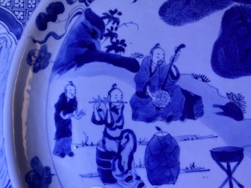 Een Chinese blauw-witte schotel met muzikanten, Kangxi
