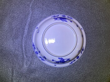 Une coupe en porcelaine de Chine en bleu et blanc &agrave; d&eacute;cor d'une grenouille, Jiajing ou Wanli