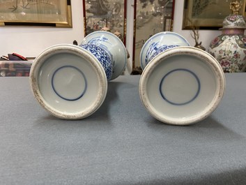 Une paire de vases en porcelaine de Chine en bleu et blanc, Guangxu