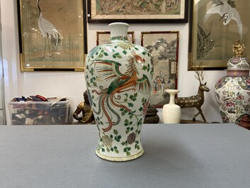 A Chinese famille verte 'meiping' vase with phoenixes, 19th C.