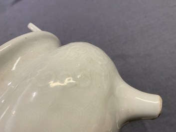 Un grand br&ucirc;le-parfum en porcelaine blanc de Chine sur socle et avec un couvercle en bois &agrave; prise en jade, 18/19&egrave;me