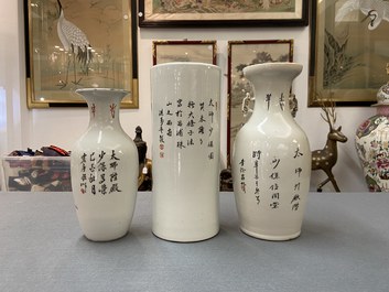 Un porte-chapeau et deux vases en porcelaine de Chine en rouge de fer &agrave; d&eacute;cor de lions bouddhistes, 19/20&egrave;me