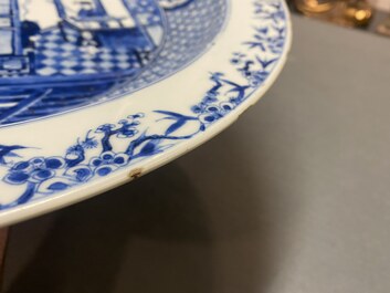 Une paire de grands plats en porcelaine de Chine en bleu et blanc &agrave; d&eacute;cor d'une sc&egrave;ne du 'Xi Xiang Ji', Yongzheng