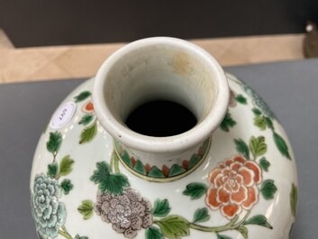 Un vase de forme 'meiping' en porcelaine de Chine famille verte &agrave; d&eacute;cor de ph&eacute;nix, 19&egrave;me