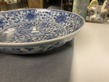 Un plat en porcelaine de Chine en bleu et blanc &agrave; d&eacute;cor d'un rocher, Ming