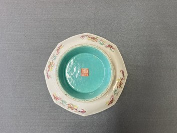Un bol en porcelaine de Chine &agrave; d&eacute;cor 'Yin et Yang', marque et &eacute;poque de Tongzhi