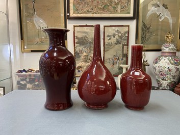 Trois vases en porcelaine de Chine sang de boeuf monochrome, 19/20&egrave;me