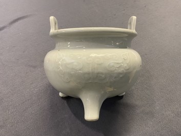 Un grand br&ucirc;le-parfum en porcelaine blanc de Chine sur socle et avec un couvercle en bois &agrave; prise en jade, 18/19&egrave;me