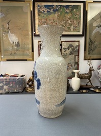Un vase en porcelaine de Chine en bleu et blanc dite 'de Nankin' figurant Li Tieguai, 19&egrave;me