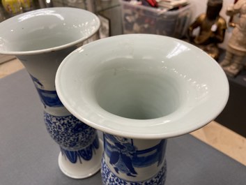Une paire de vases en porcelaine de Chine en bleu et blanc, Guangxu