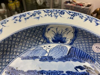 Une paire de grands plats en porcelaine de Chine en bleu et blanc &agrave; d&eacute;cor d'une sc&egrave;ne du 'Xi Xiang Ji', Yongzheng