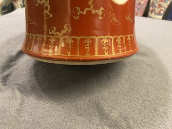 Un vase en porcelaine de Chine famille rose &agrave; fond rouge de corail, marque de Qianlong, R&eacute;publique