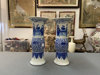 Une paire de vases en porcelaine de Chine en bleu et blanc, Guangxu