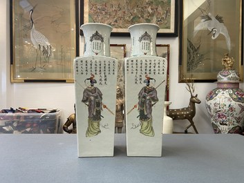 Une paire de vases de forme carr&eacute;e en porcelaine de Chine famille verte &agrave; d&eacute;cor Wu Shuang Pu, marque de Kangxi, 19&egrave;me