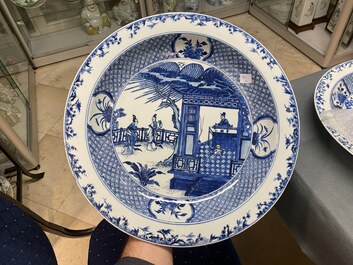 Une paire de grands plats en porcelaine de Chine en bleu et blanc &agrave; d&eacute;cor d'une sc&egrave;ne du 'Xi Xiang Ji', Yongzheng