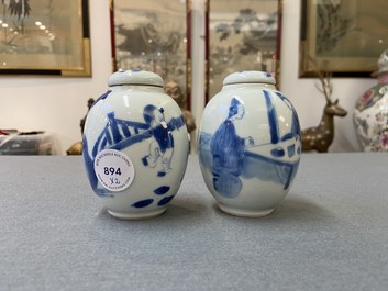 Deux bo&icirc;tes &agrave; th&eacute; couvertes en porcelaine de Chine en bleu et blanc, Kangxi