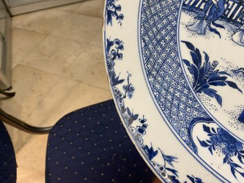 Une paire de grands plats en porcelaine de Chine en bleu et blanc &agrave; d&eacute;cor d'une sc&egrave;ne du 'Xi Xiang Ji', Yongzheng