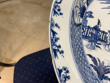 Une paire de grands plats en porcelaine de Chine en bleu et blanc &agrave; d&eacute;cor d'une sc&egrave;ne du 'Xi Xiang Ji', Yongzheng