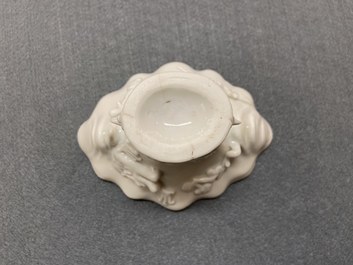 Une coupe libatoire en porcelaine blanc de Chine et une &agrave; d&eacute;cor dor&eacute; sur fond corail, Kangxi et 19&egrave;me