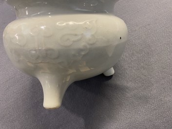 Un grand br&ucirc;le-parfum en porcelaine blanc de Chine sur socle et avec un couvercle en bois &agrave; prise en jade, 18/19&egrave;me