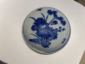 Un vase couvert en porcelaine de Chine en bleu et blanc, &eacute;poque Transition