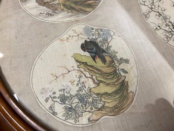 Chinese school, inkt en kleur op textiel voor een waaier: 'Vogels en een bergachtig landschap', 19/20e eeuw