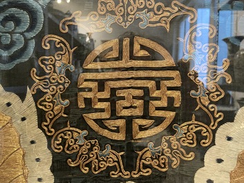 Un grand panneau en broderie de soie et de fil d'or &agrave; d&eacute;cor d'un dragon imp&eacute;rial, Chine, Qing