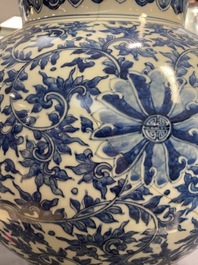 Een Chinese blauw-witte vaas met lotusslingers, Qianlong