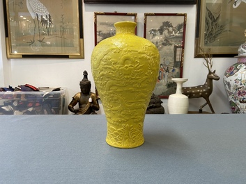 Un vase de forme 'meiping' en porcelaine de Chine jaune monochrome, R&eacute;publique