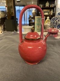 Une th&eacute;i&egrave;re et deux bols couverts en &eacute;maux de Canton au fond rouge de rubis, Chine, Qianlong/Jiaqing