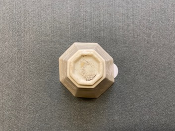 Un bol de forme octagonale en porcelaine blanc de Chine de Dehua, Kangxi