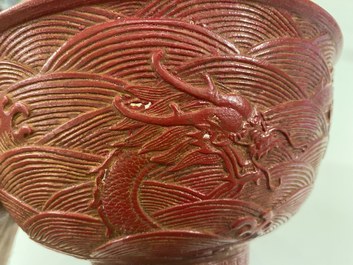 Un bol en porcelaine de Chine imitant la laque rouge &agrave; d&eacute;cor d'un dragon, marque de Qianlong, R&eacute;publique