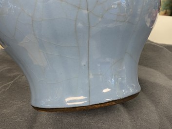 Un vase en porcelaine de Chine bleu de lavande monochrome, Qianlong